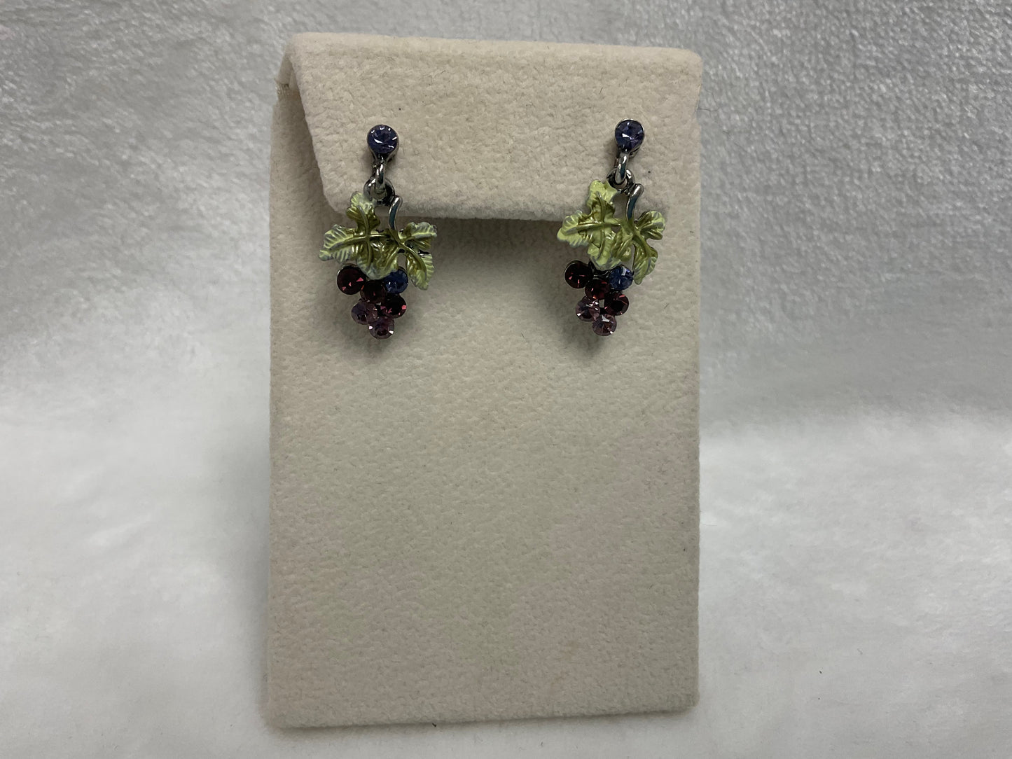 PE2568-Small Grape Cluster Dangle Earrings
